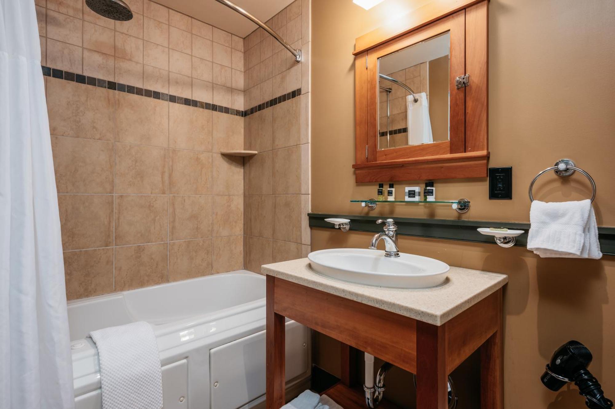Tamarack Lodge Траверс-Сити Номер фото